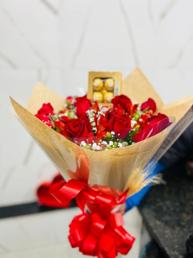 12 Rosas Vermelhas mais Ferrero Rocher
