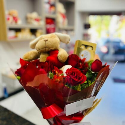 12 Rosas Vermelhas com Pelúcia e Ferrero