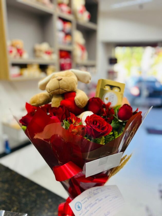 12 Rosas Vermelhas com Pelúcia e Ferrero