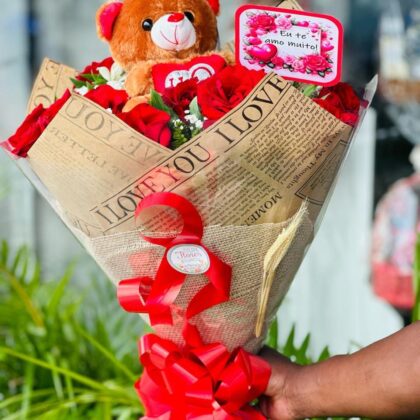 12 Rosas Vermelhas mais Pelúcia e Placa