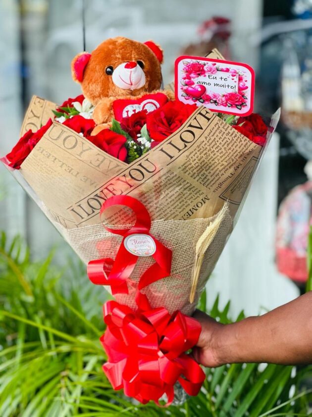 12 Rosas Vermelhas mais Pelúcia e Placa
