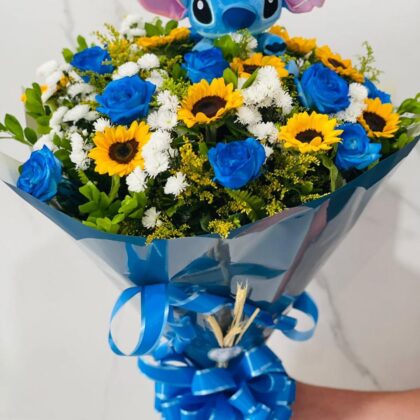 Buquê 12 Girassóis 12 Rosas Azuis mais Stitch