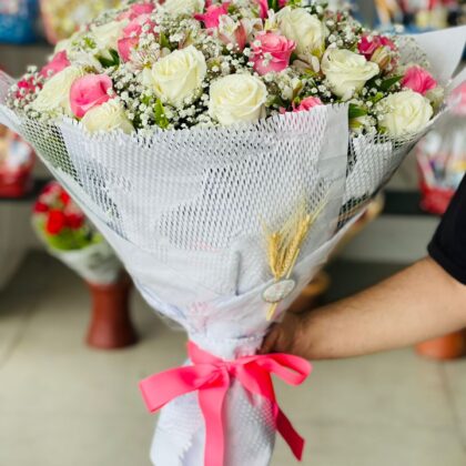 Buquê 18 rosas brancas e 18 rosas rosas embalagem nobre