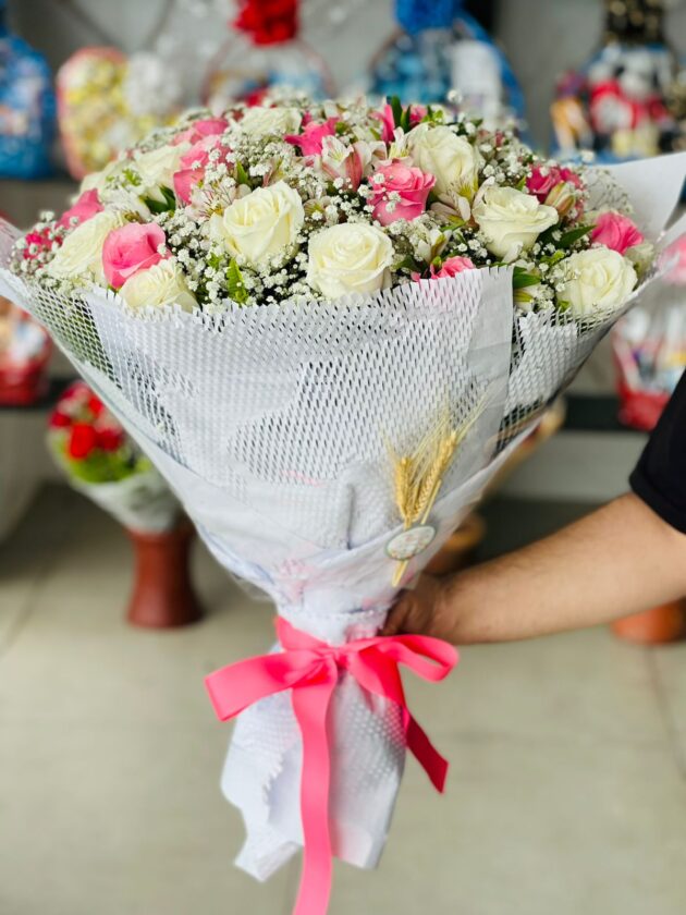 Buquê 18 rosas brancas e 18 rosas rosas embalagem nobre
