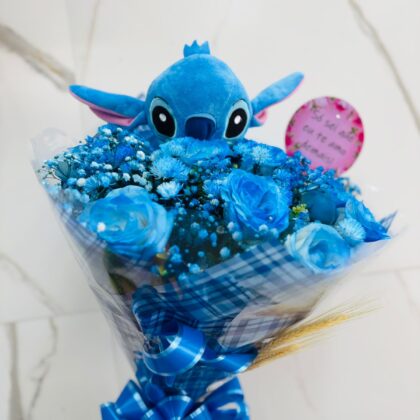 Buquê 12 rosas azuis Stitch e placa