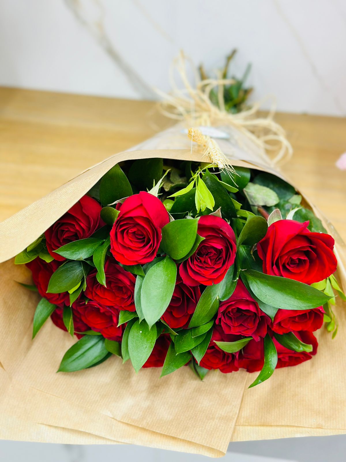 Buquê 12 rosas rústico no craft laço de cizal