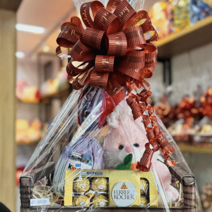 Cesta de Páscoa com Kinder Ovo, Pelúcia e Ferrero Rocher